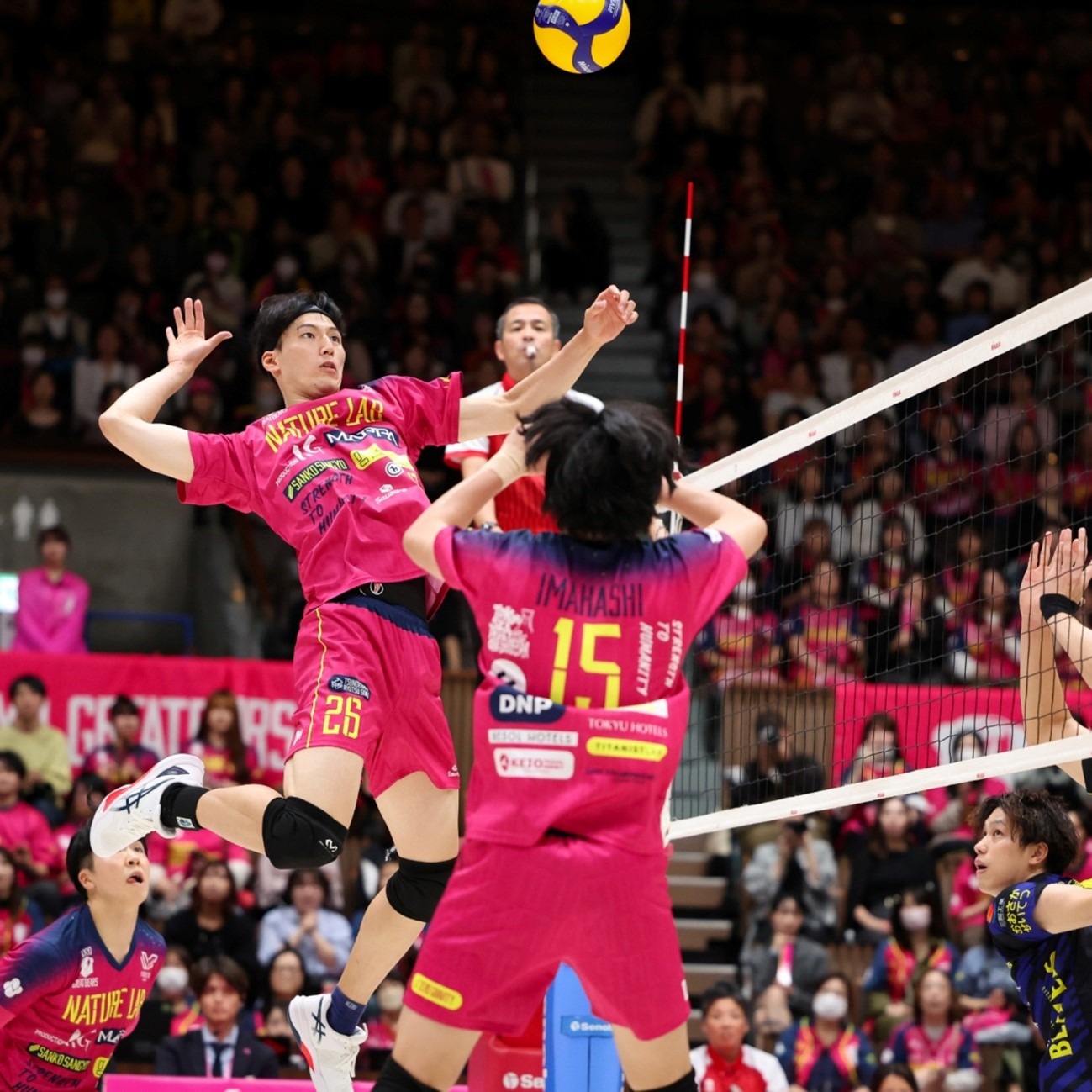 C罗临门一脚不射想让队友求饶，结果直接移球门 给他看傻了#足